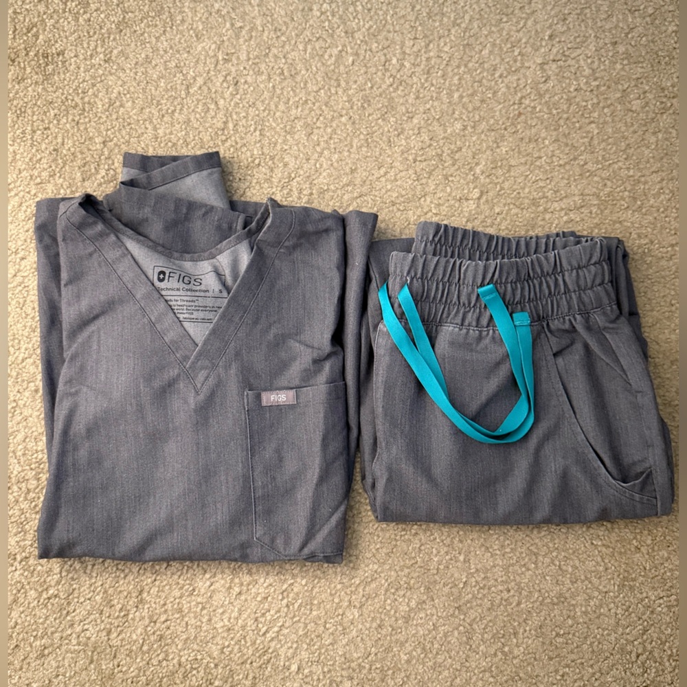 Figs Charcoal Scrub Set with Aqua Drawstring